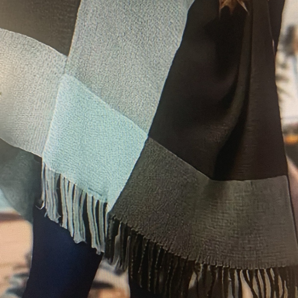 Pretty light weight geometric pattern poncho - Picture 6 of 7